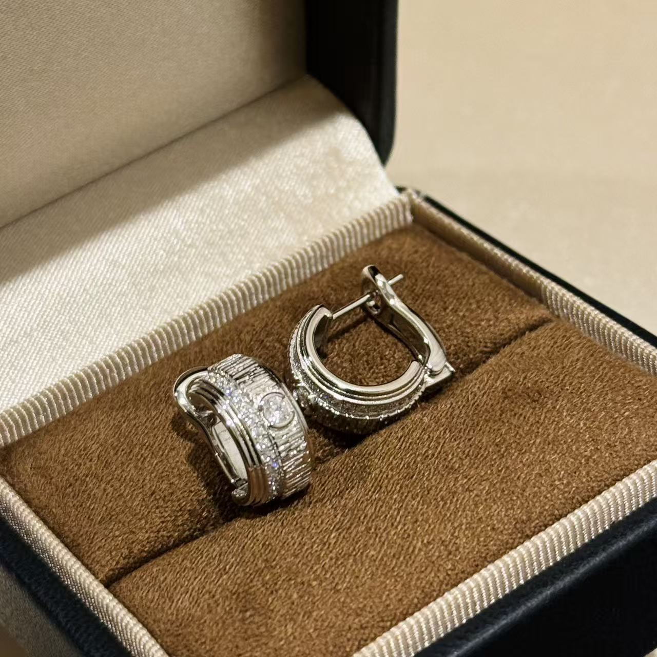 Lucky Draw single diamond earrings in Sterling silver S925 - Classic, luxurious, sophisticated style. Lucky Draw single diamond earrings in Sterling silver S925 - Classic, luxurious, sophisticated style.