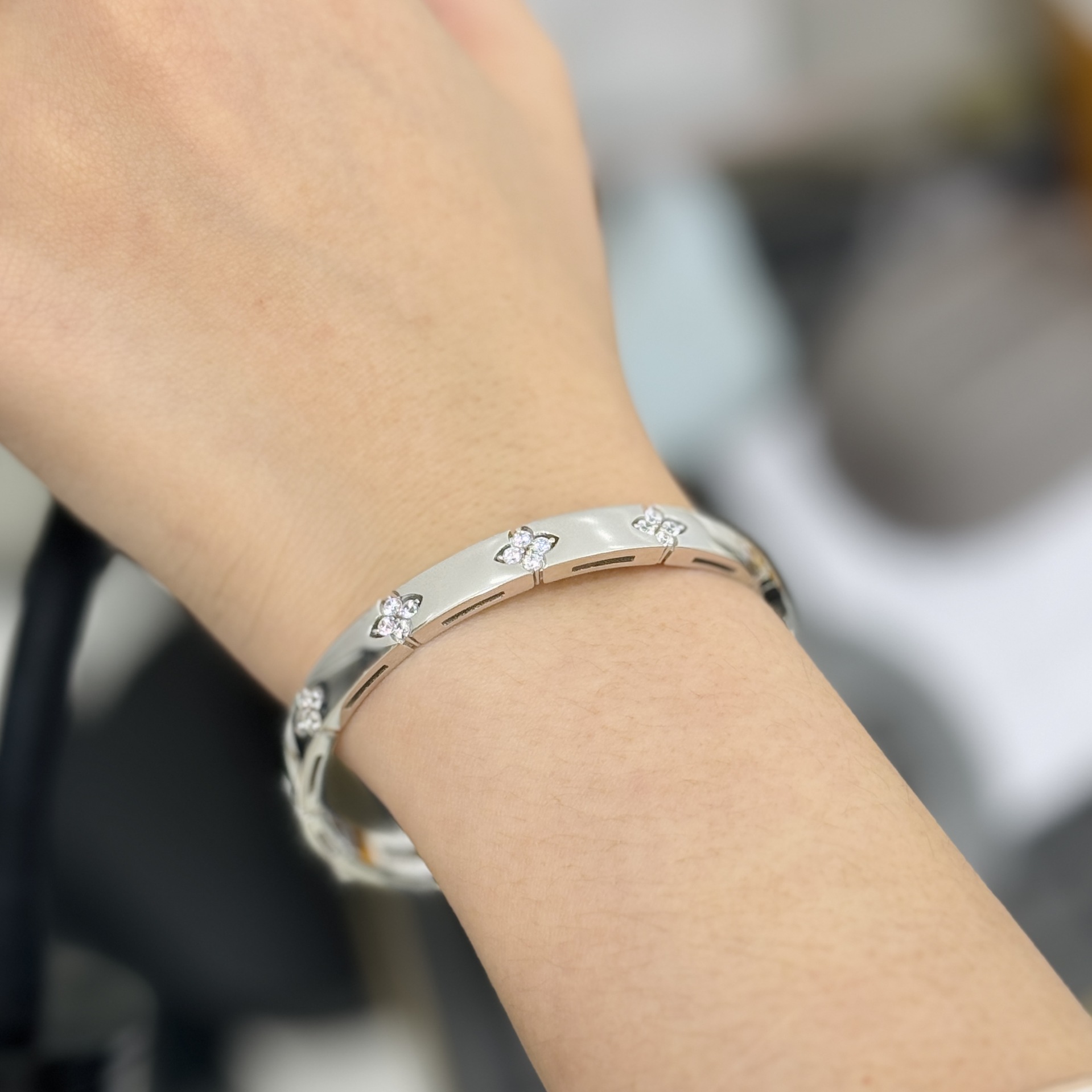 Polished Sterling Silver S925 Bracelet with Four Diamonds, Four Leaf Clover Silver Bracelet, Sparkling Diamonds, Gentle Luxury, Versatile, Simple, High-end Silver Bracelet Polished Sterling Silver S925 Bracelet with Four Diamonds, Four Leaf Clover Silver Bracelet, Sparkling Diamonds, Gentle Luxury, Versatile, Simple, High-end Silver Bracelet