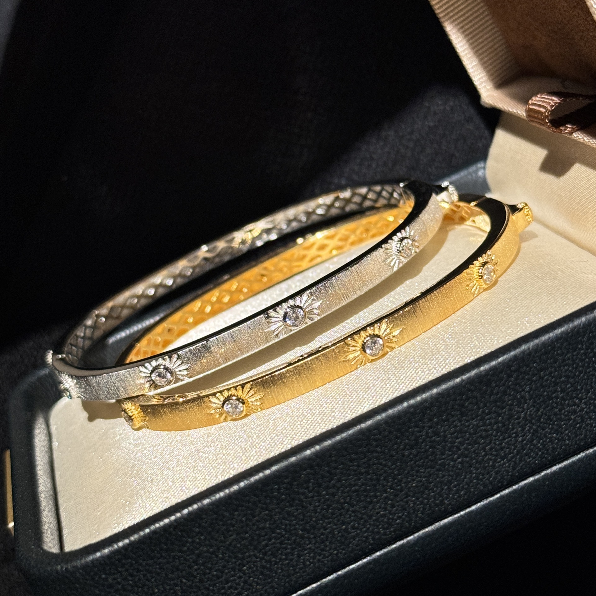 S925 silver bracelet with Bucherer-style floral brushed finish and open mesh base: Refined French classic style S925 silver bracelet with Bucherer-style floral brushed finish and open mesh base: Refined French classic style