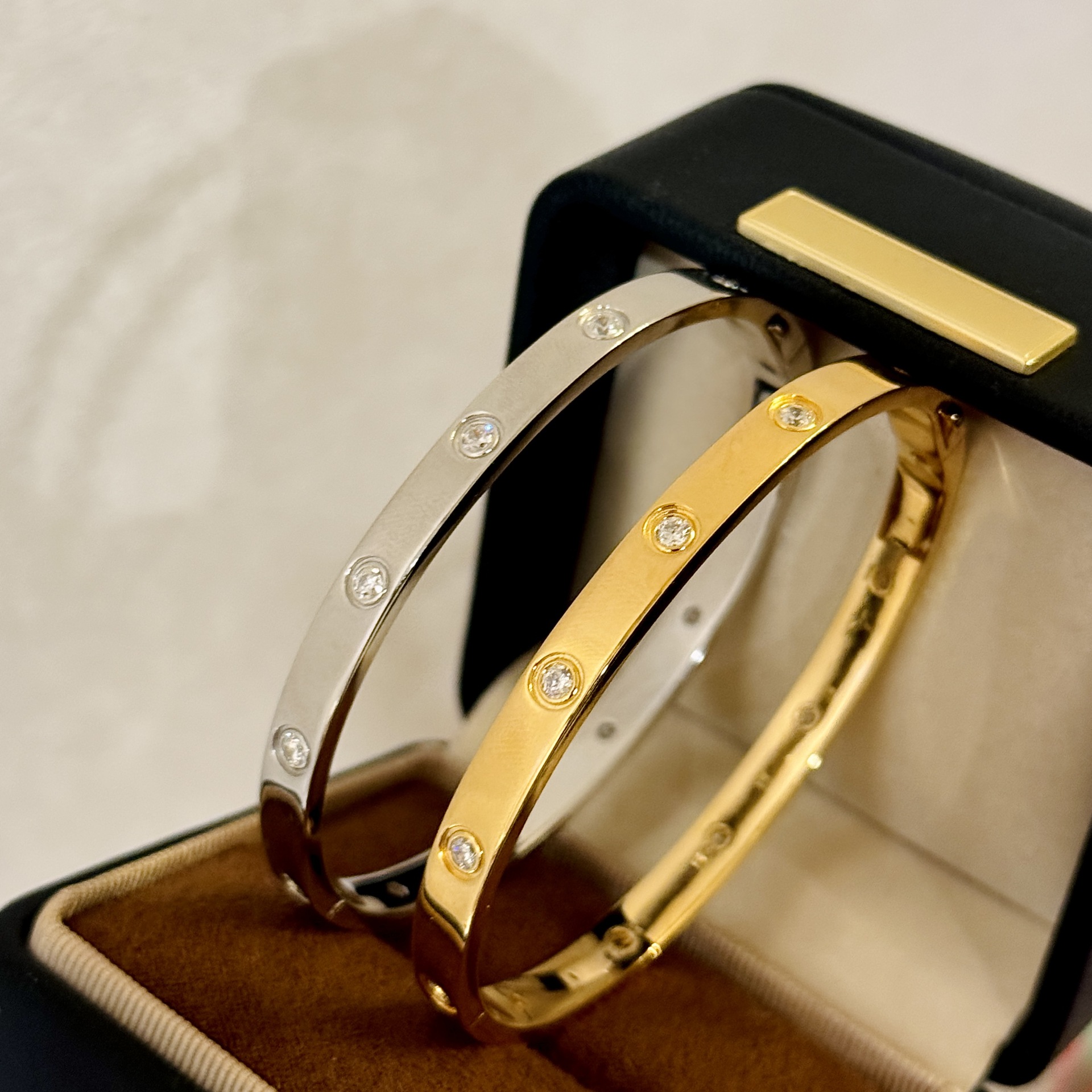 S925 Sterling Silver Wide Bangle with Ten Diamonds, Exquisite Luxury, Classic Design, No Markings, No Screw Marks S925 Sterling Silver Wide Bangle with Ten Diamonds, Exquisite Luxury, Classic Design, No Markings, No Screw Marks