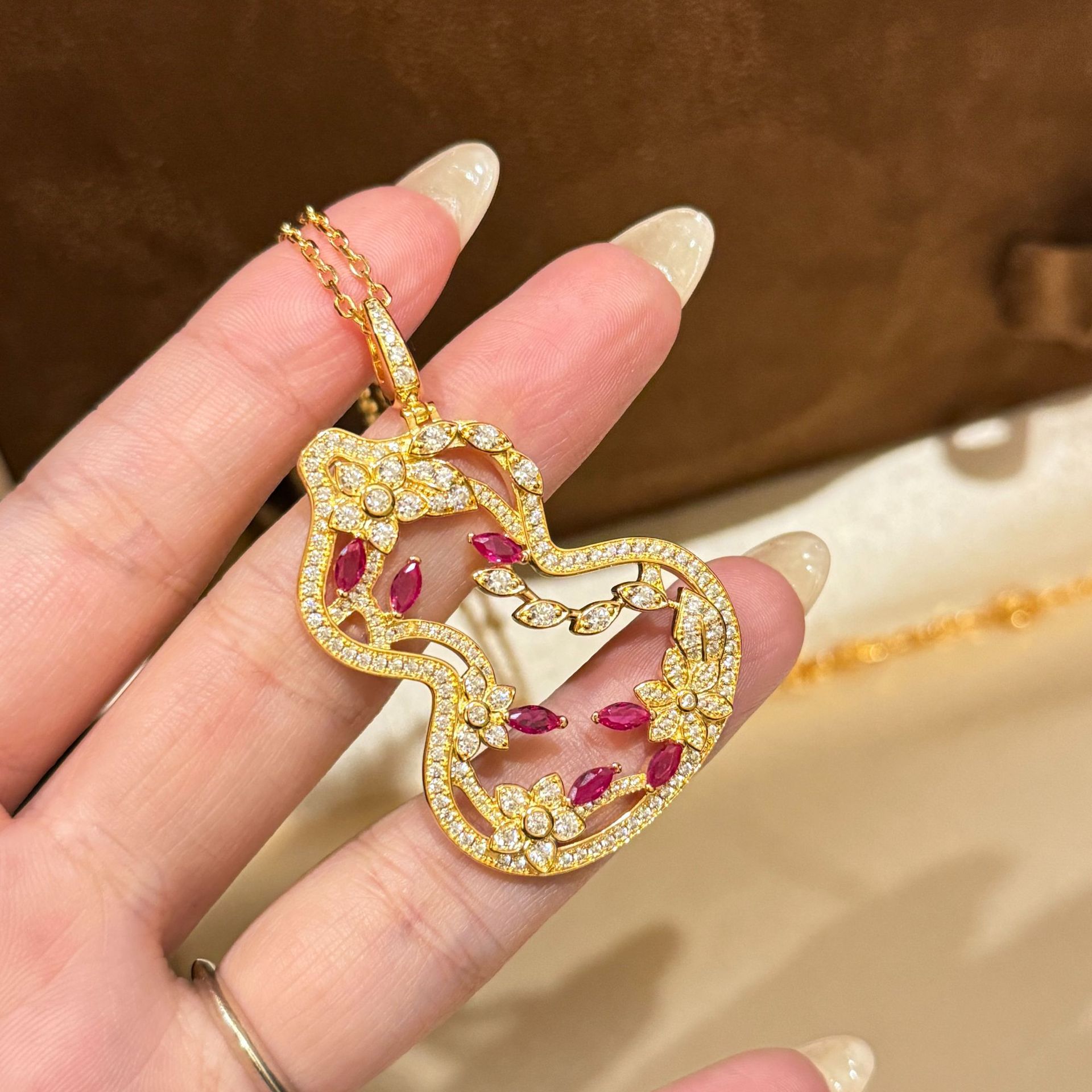 S925 Vineyard silver necklace with red diamonds, gourd and large flower vine design, long chain, luxurious and elegant flower design S925 Vineyard silver necklace with red diamonds, gourd and large flower vine design, long chain, luxurious and elegant flower design