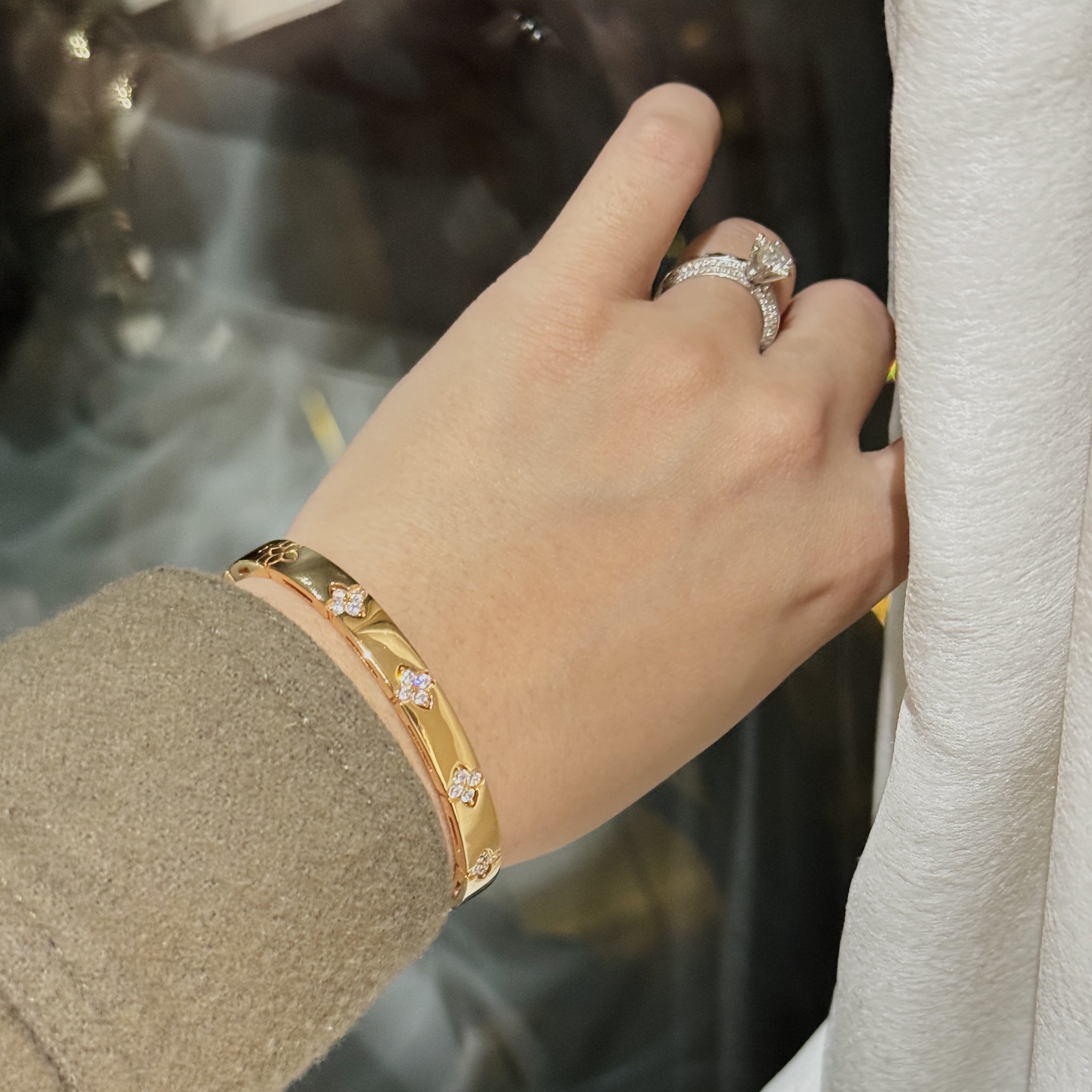 S925 Silver Rose Gold Four Leaf Clover Diamond Bracelet: A delicate and versatile piece with a refined, polished finish. S925 Silver Rose Gold Four Leaf Clover Diamond Bracelet: A delicate and versatile piece with a refined, polished finish.