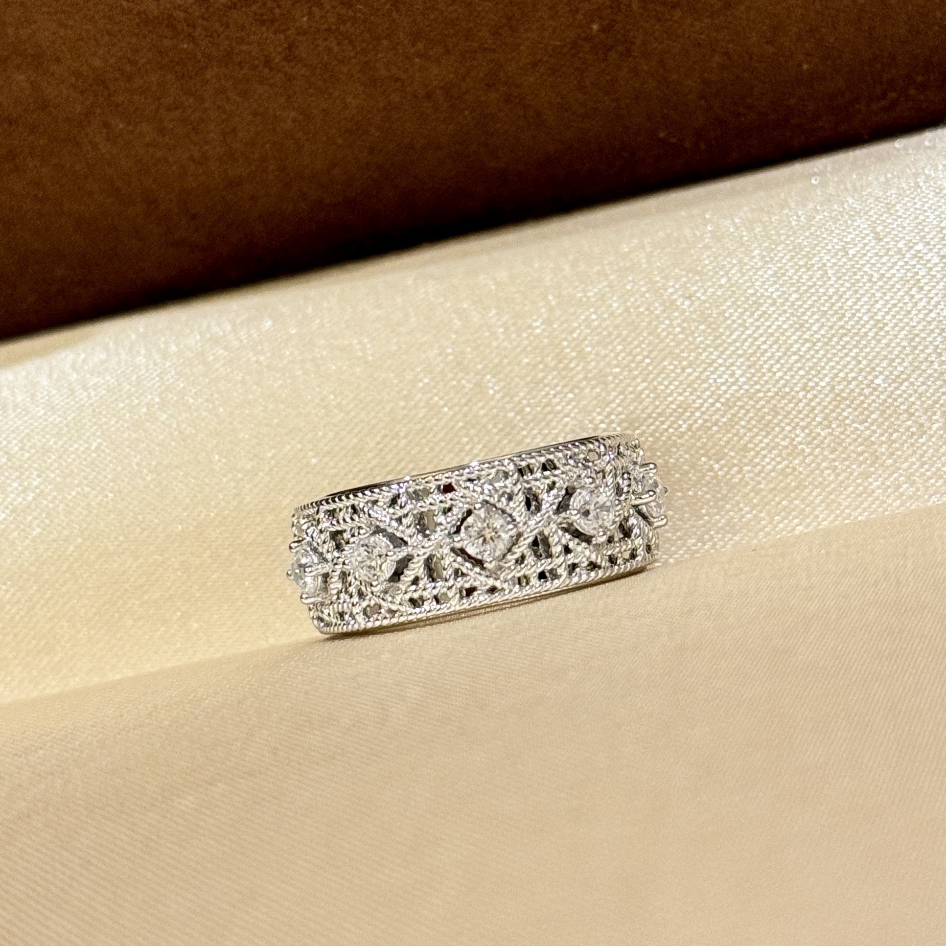 S925 sterling silver cannage patterned diamond ring, white gold for a sophisticated, luxurious, classic, and versatile look. S925 sterling silver cannage patterned diamond ring, white gold for a sophisticated, luxurious, classic, and versatile look.