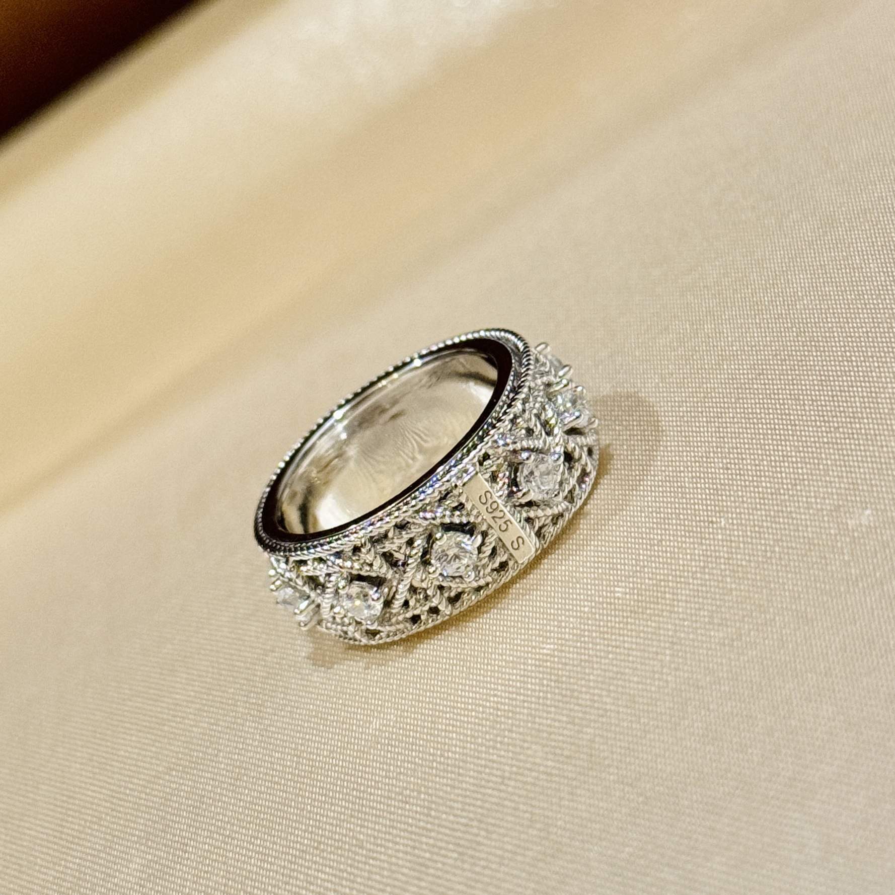S925 sterling silver cannage patterned diamond ring, white gold for a sophisticated, luxurious, classic, and versatile look. S925 sterling silver cannage patterned diamond ring, white gold for a sophisticated, luxurious, classic, and versatile look.