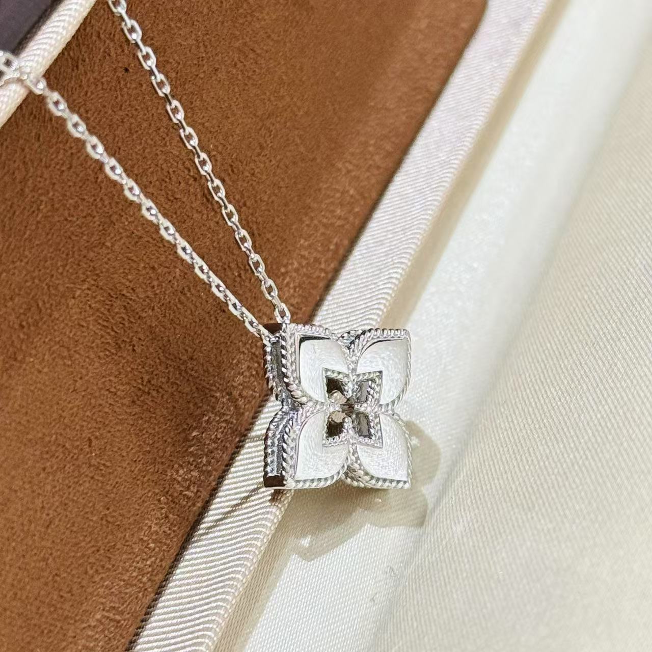 S925 Sterling Silver Openwork Brushed Diamond-Set Four-Leaf Clover Necklace S925 Sterling Silver Openwork Brushed Diamond-Set Four-Leaf Clover Necklace
