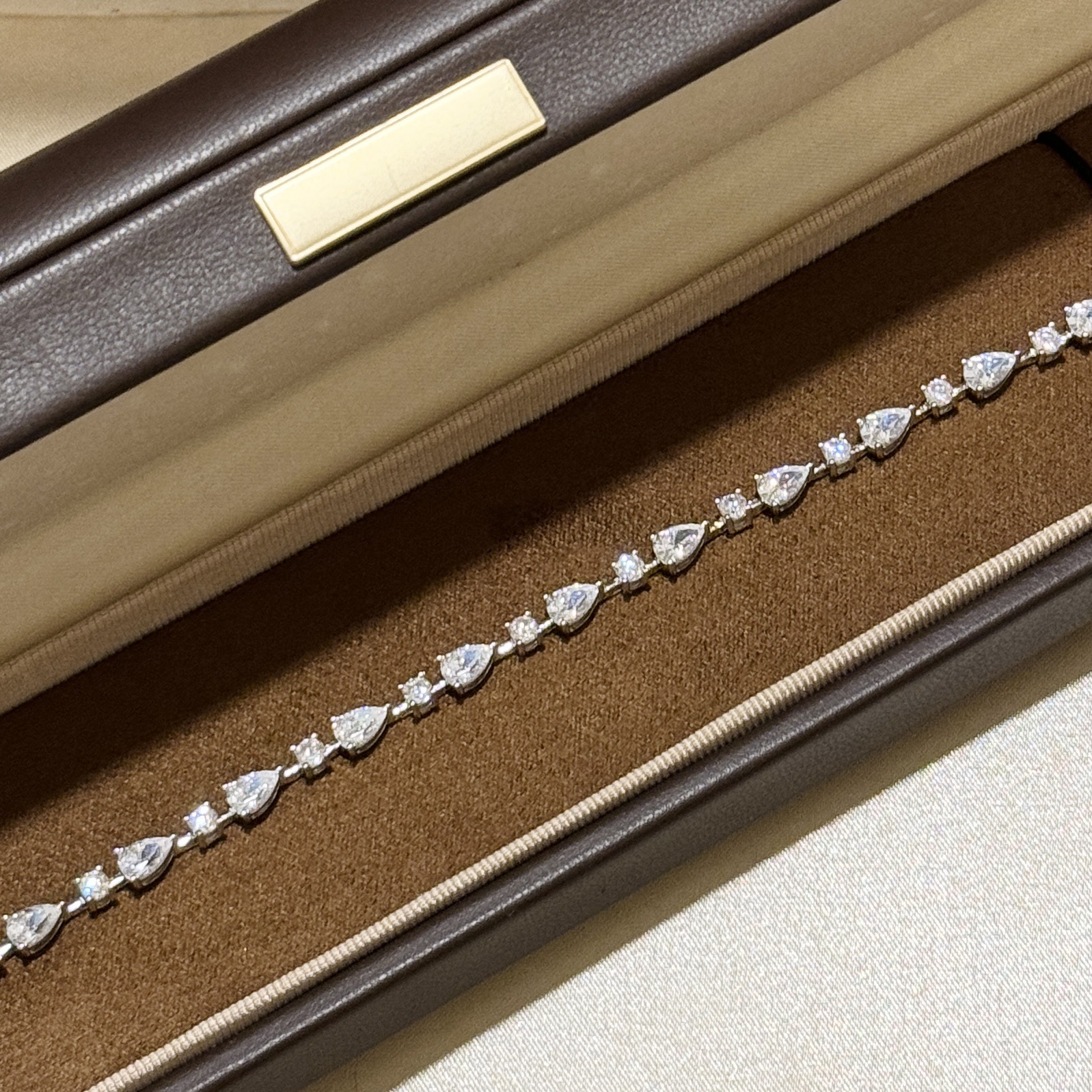 S925 Sterling Silver Bracelet with Round Diamonds, Teardrop Diamonds and Crystal Stones - Luxurious, unique design with brilliant sparkle S925 Sterling Silver Bracelet with Round Diamonds, Teardrop Diamonds and Crystal Stones - Luxurious, unique design with brilliant sparkle