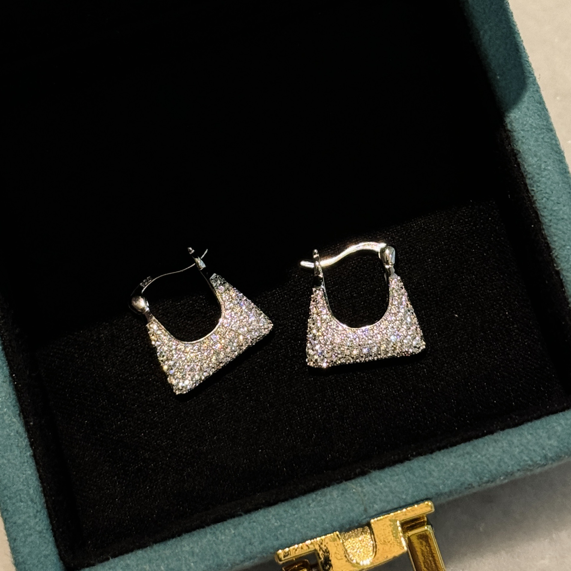 S925 silver handbag earrings full of diamonds, French style, sparkling and delicate. S925 silver handbag earrings full of diamonds, French style, sparkling and delicate.