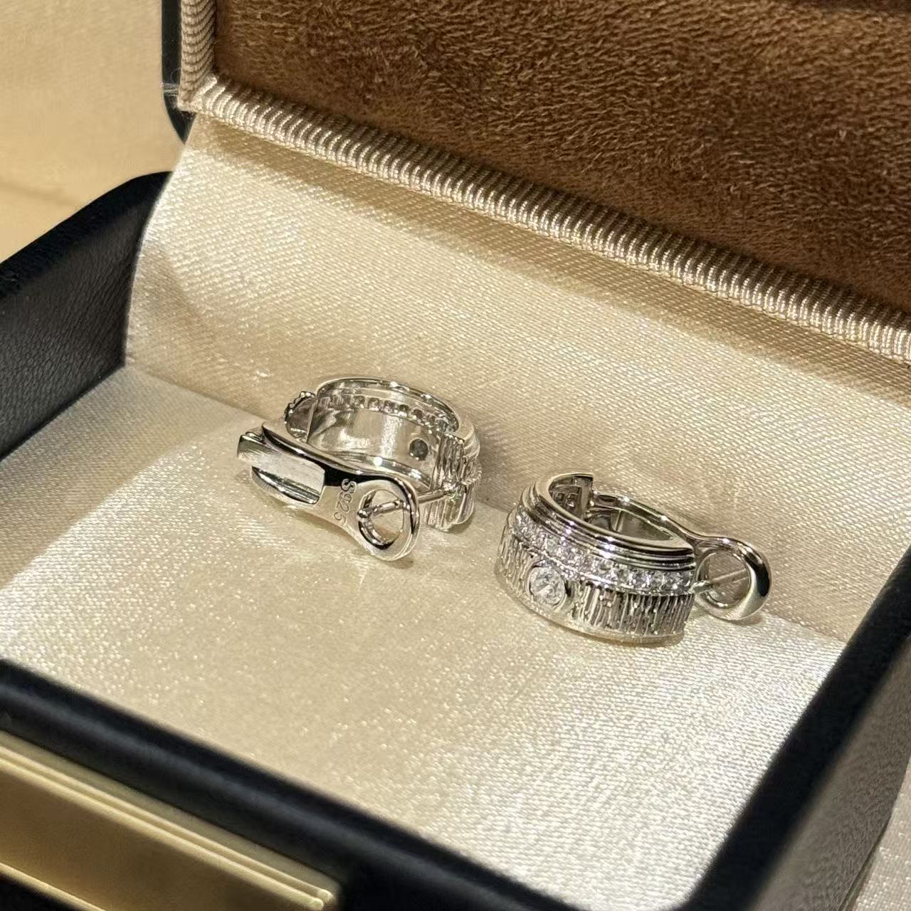 Lucky Draw single diamond earrings in Sterling silver S925 - Classic, luxurious, sophisticated style. Lucky Draw single diamond earrings in Sterling silver S925 - Classic, luxurious, sophisticated style.