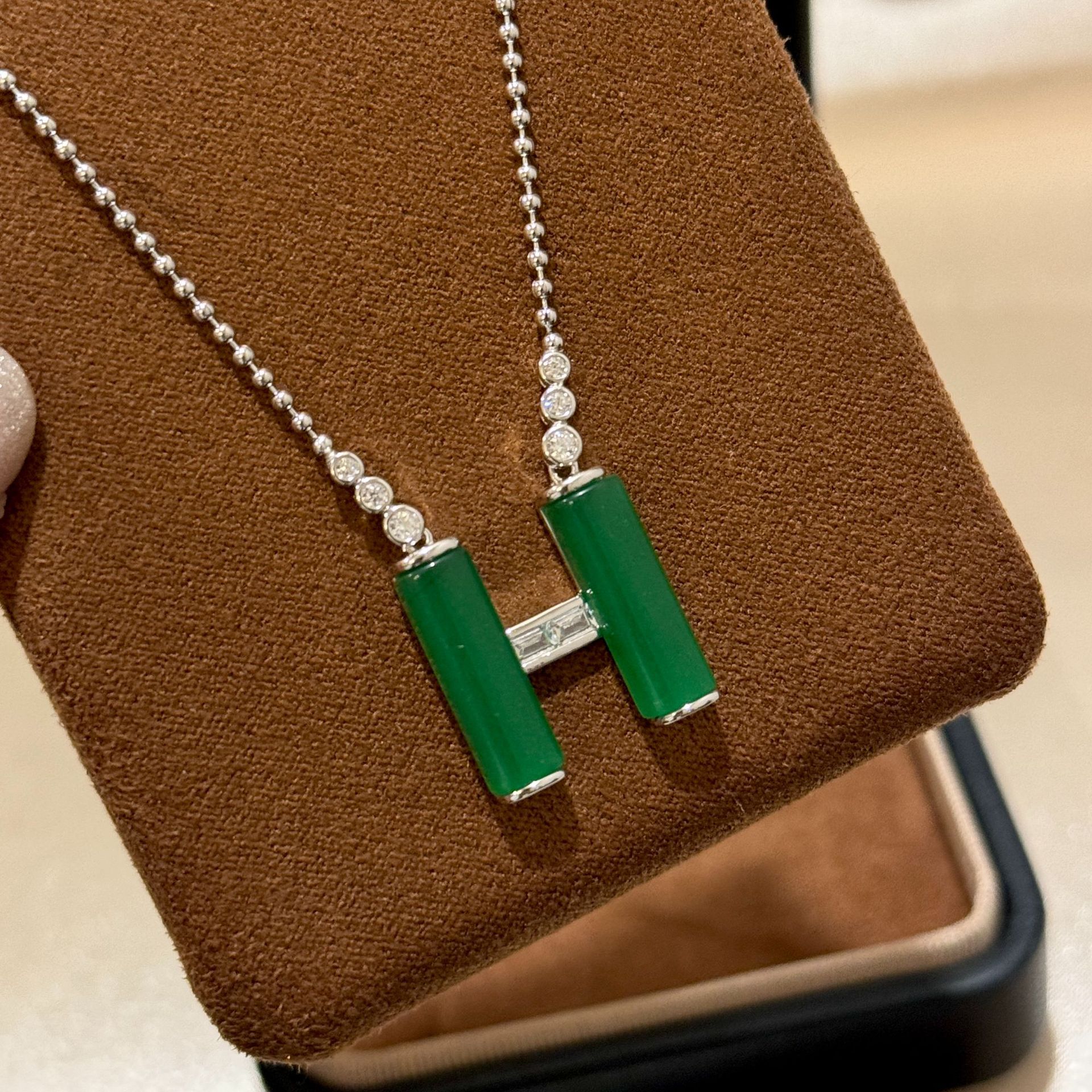 S925 Silver Agate H-Shaped Necklace: A modern Chinese style necklace that is luxurious and sophisticated. S925 Silver Agate H-Shaped Necklace: A modern Chinese style necklace that is luxurious and sophisticated.