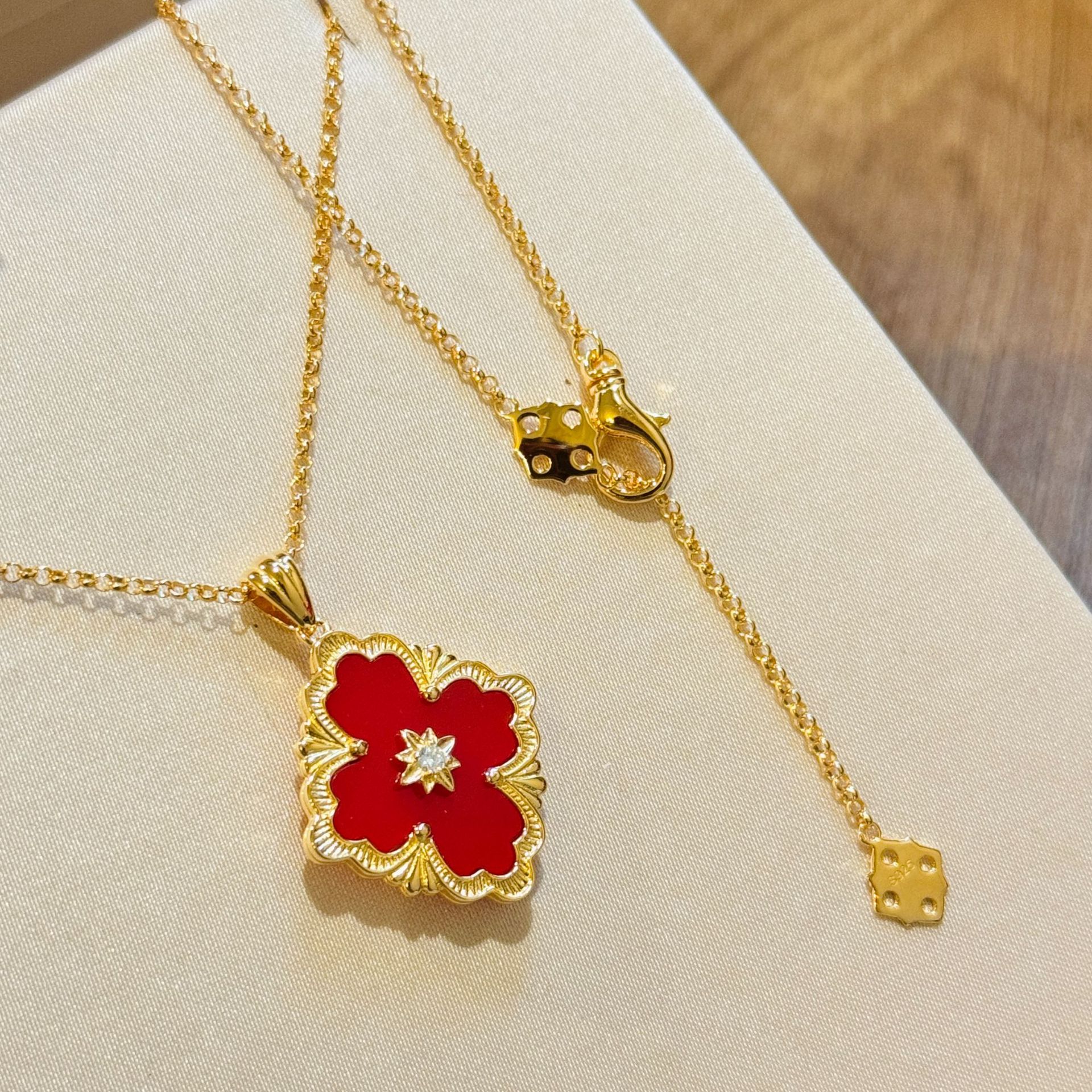 Buchi style large red agate four-leaf clover S925 silver necklace, royal style, classic elegance, high-end feel, ancient coins Buchi style large red agate four-leaf clover S925 silver necklace, royal style, classic elegance, high-end feel, ancient coins