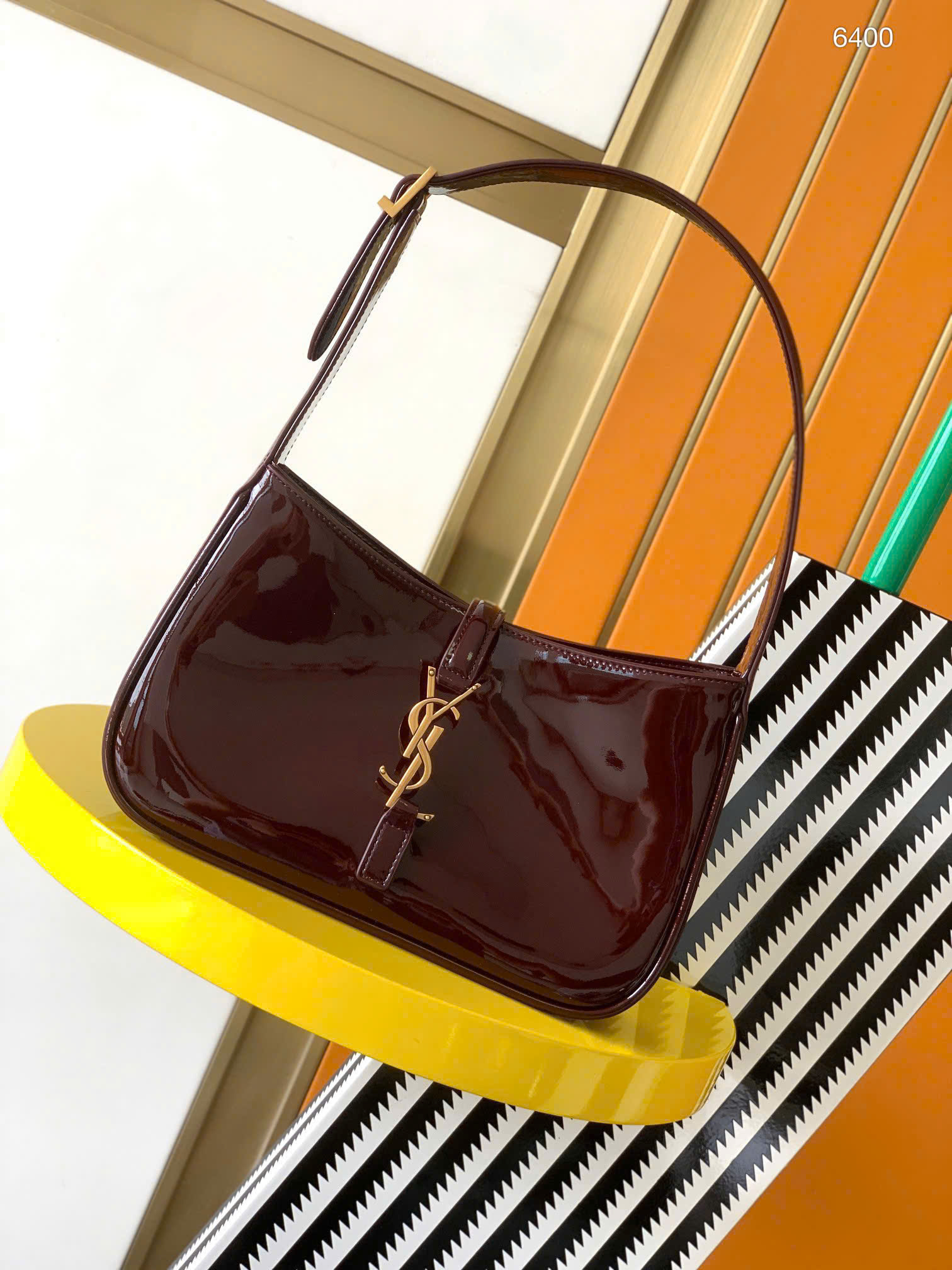 YSL LE 5 A 7 IN PATENT LEATHER size 24cm glossy leather, natural shine suede lining inside YSL LE 5 A 7 IN PATENT LEATHER size 24cm glossy leather, natural shine suede lining inside