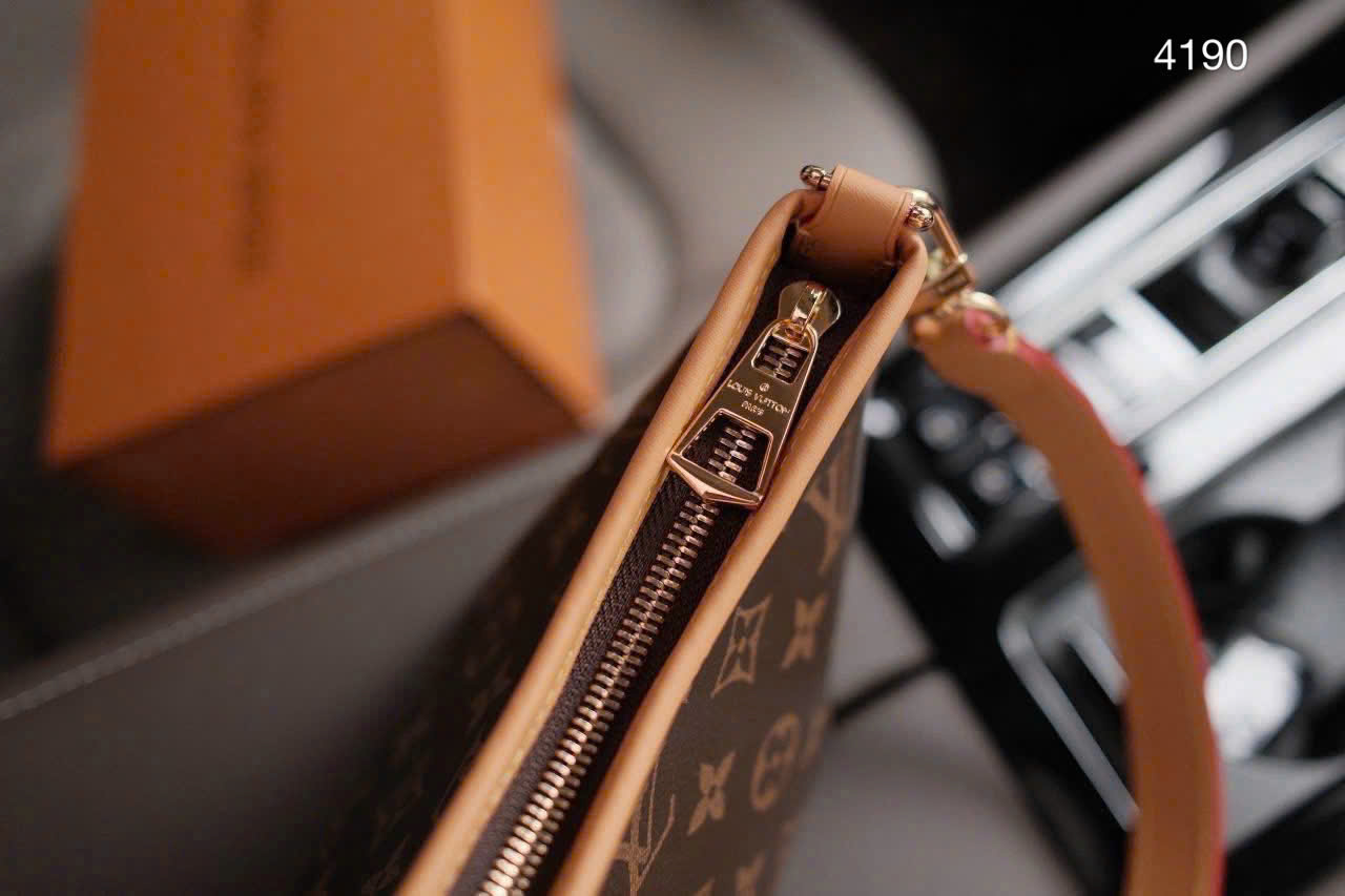 LV CARRY MINI size 19cm Material Monogram Canvas LV CARRY MINI size 19cm Material Monogram Canvas