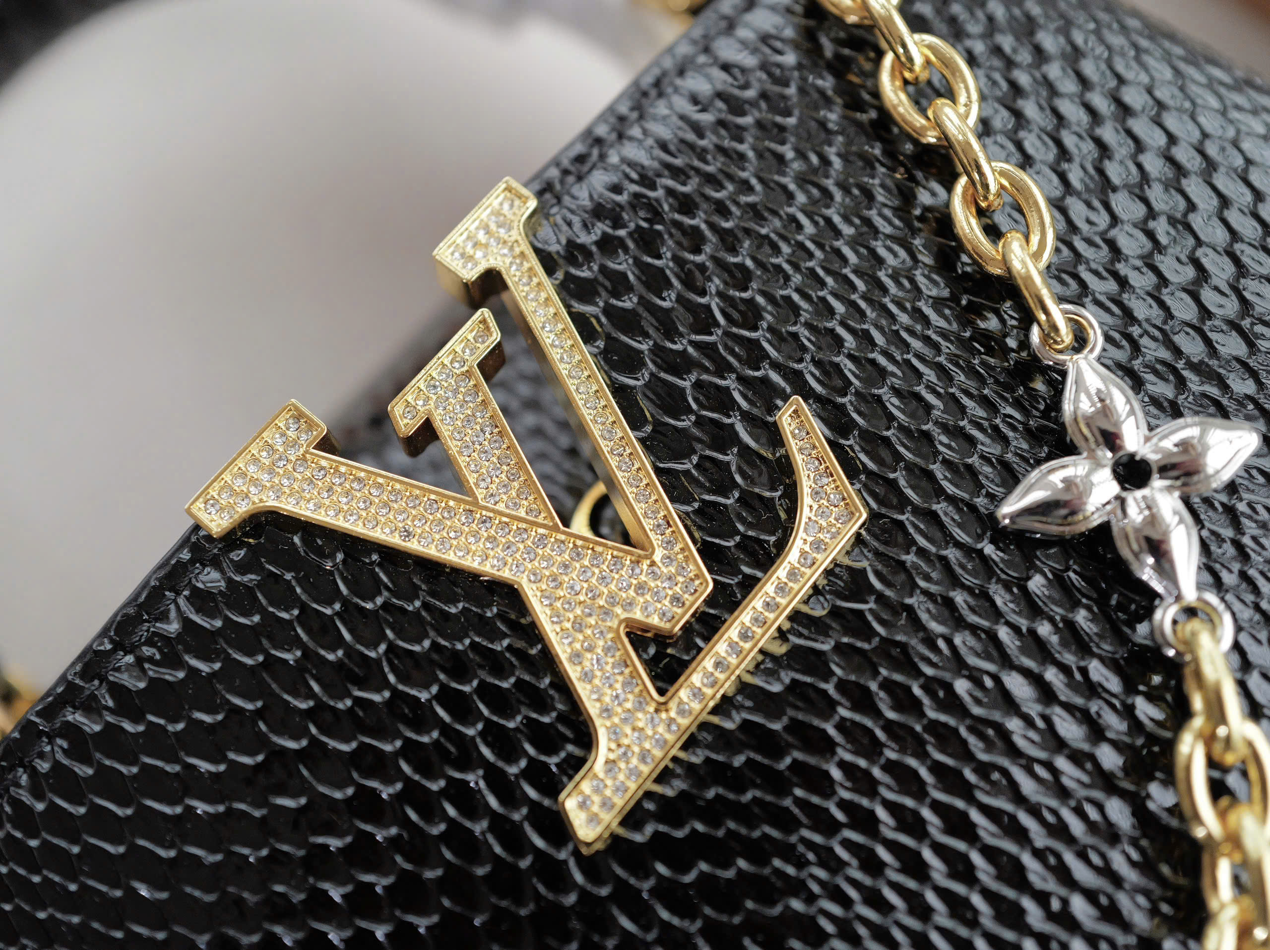 LV CAPUCINES MINI BLACK PYTHON Sz 21cm LV CAPUCINES MINI BLACK PYTHON Sz 21cm