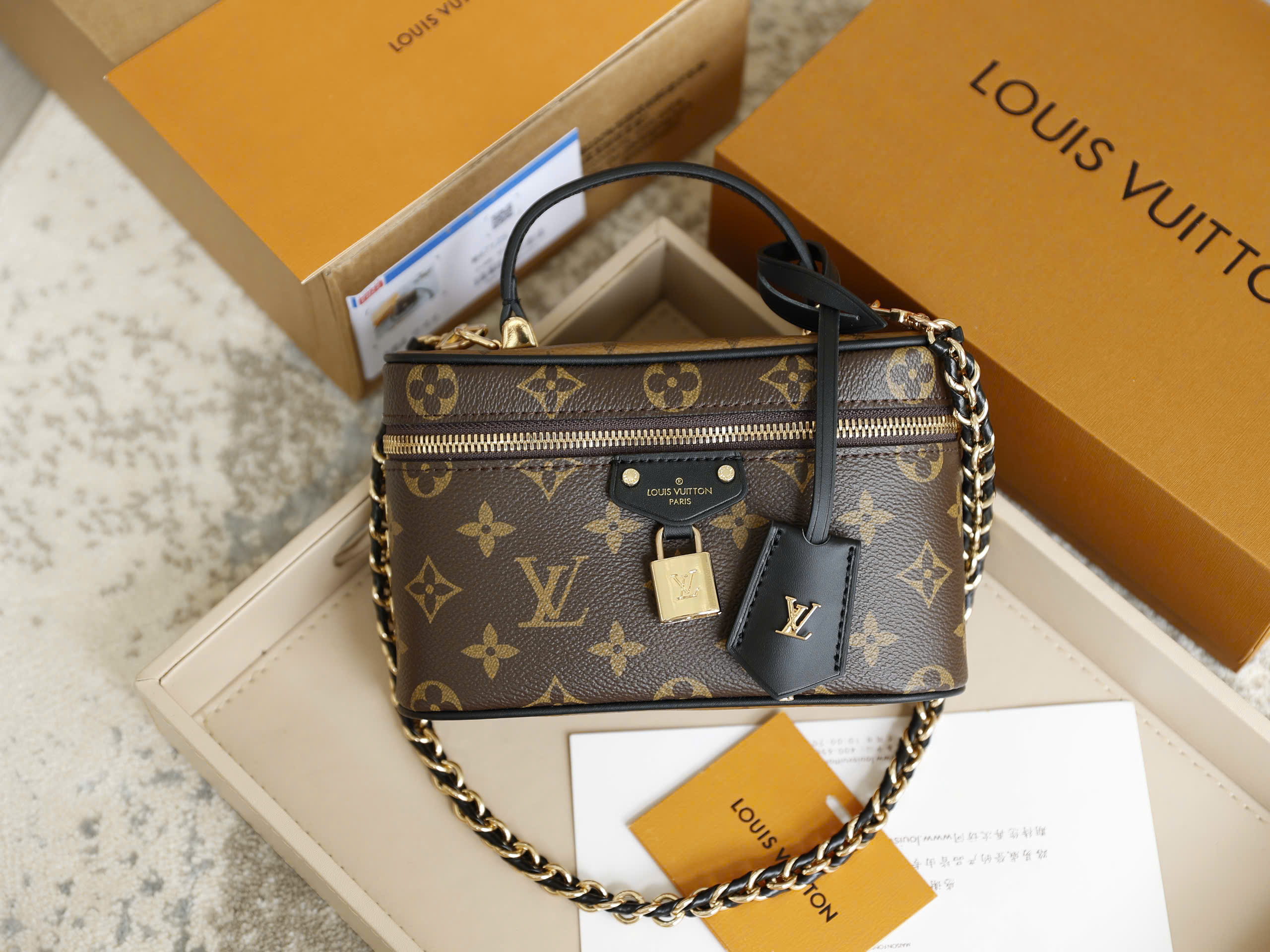 LV VANITY FLAT TRUNK size: 19x12cm LV VANITY FLAT TRUNK size: 19x12cm