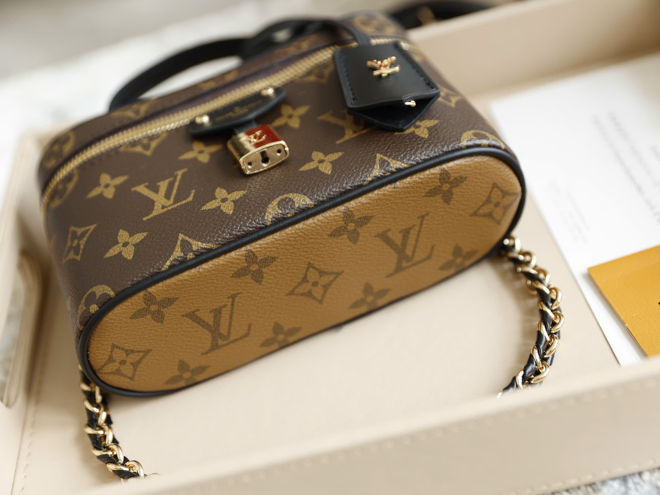 LV VANITY FLAT TRUNK size: 19x12cm LV VANITY FLAT TRUNK size: 19x12cm