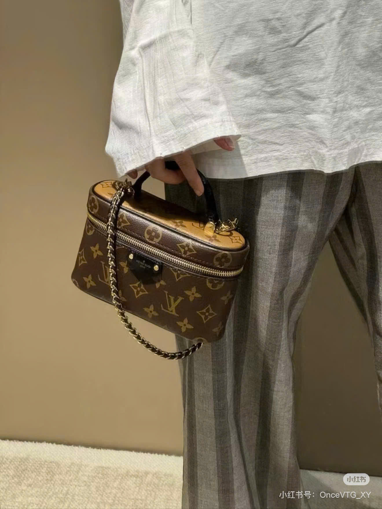 LV VANITY FLAT TRUNK size: 19x12cm LV VANITY FLAT TRUNK size: 19x12cm