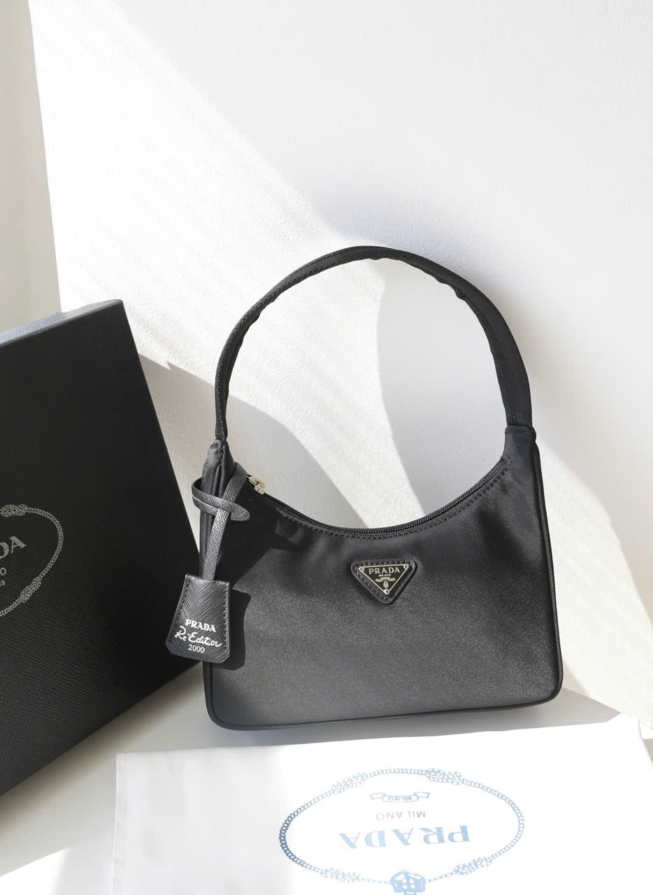 PRADA NYLON HOBO size 23cm scratch-resistant parachute fabric, fabric lining PRADA NYLON HOBO size 23cm scratch-resistant parachute fabric, fabric lining