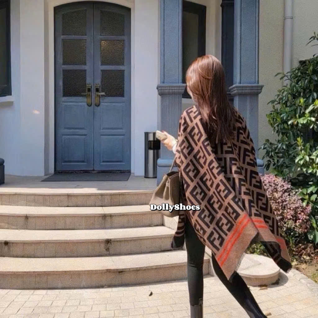 FENDI SCARF Material: High quality wool, soft, warm, standard shape FENDI SCARF Material: High quality wool, soft, warm, standard shape