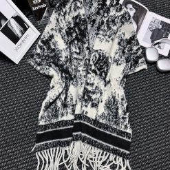 HIGH QUALITY DIOR SCARF. Material: Super soft high quality wool