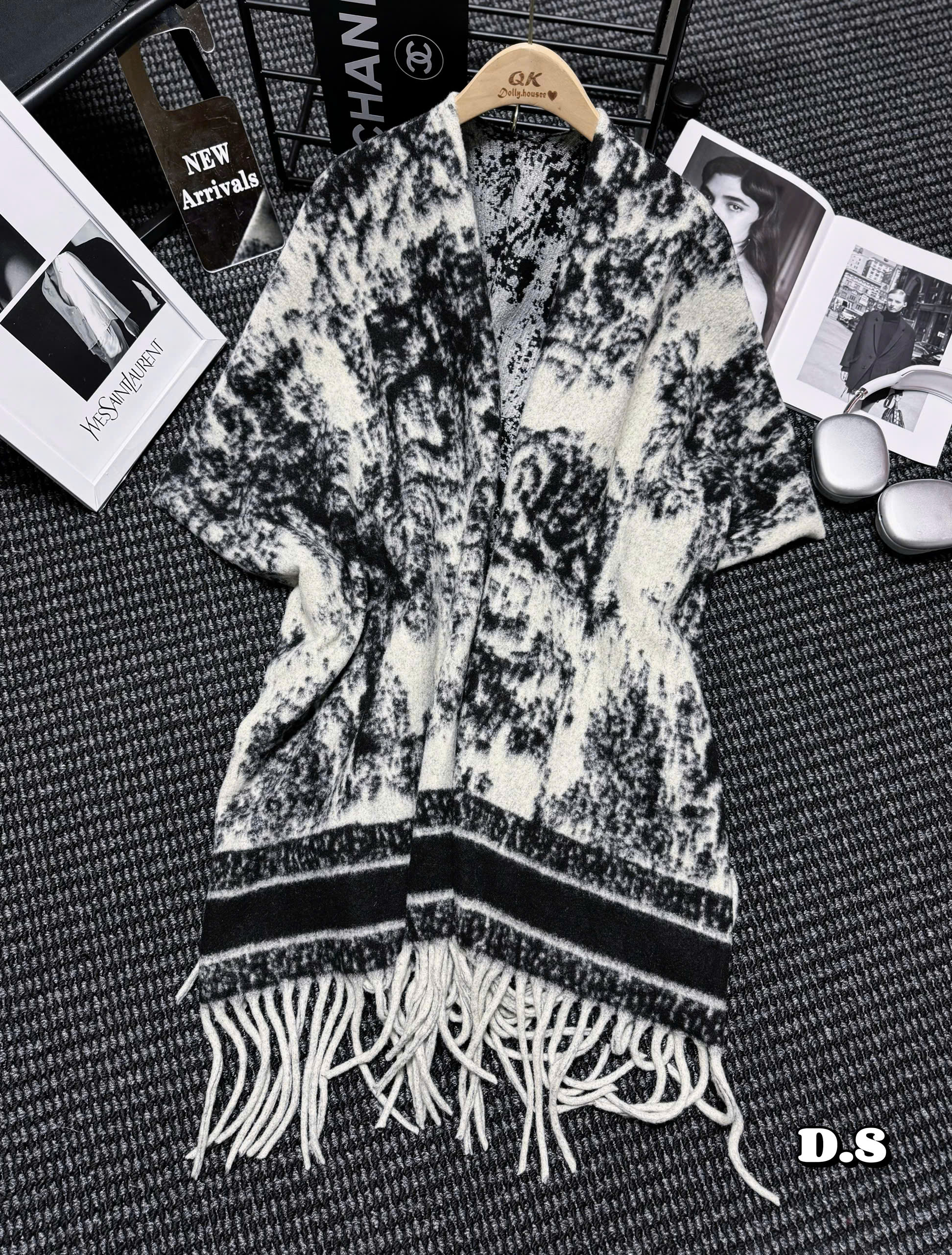 HIGH QUALITY DIOR SCARF. Material: Super soft high quality wool HIGH QUALITY DIOR SCARF. Material: Super soft high quality wool