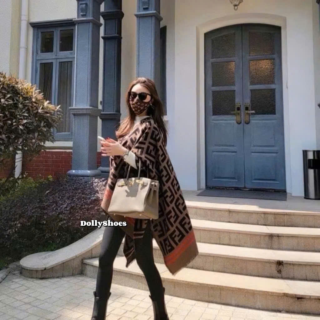 FENDI SCARF Material: High quality wool, soft, warm, standard shape FENDI SCARF Material: High quality wool, soft, warm, standard shape