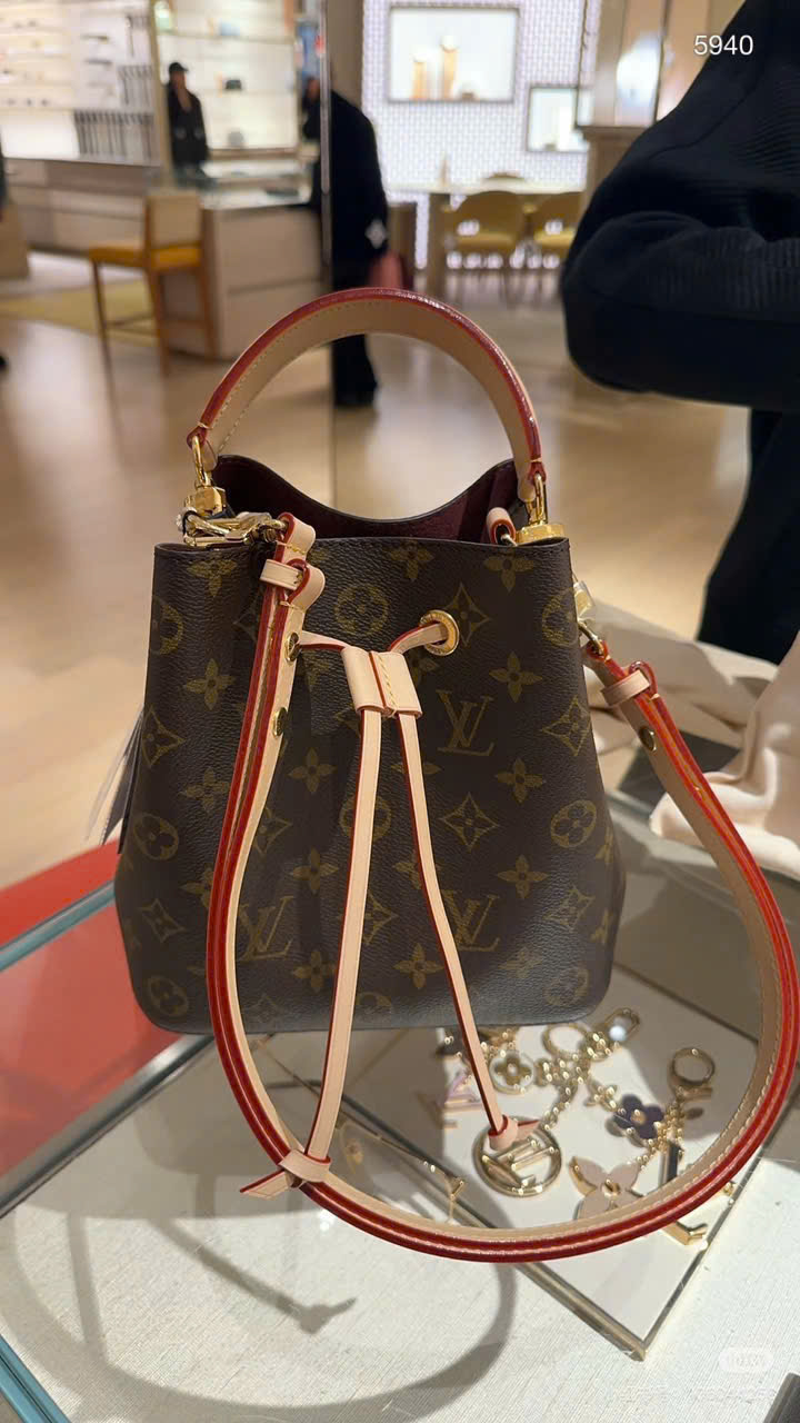 LV NEONOE BB LEATHER COMBINED WITH MONOGRAM FLOWER size: 20 x 20 x 13 CM LV NEONOE BB LEATHER COMBINED WITH MONOGRAM FLOWER size: 20 x 20 x 13 CM
