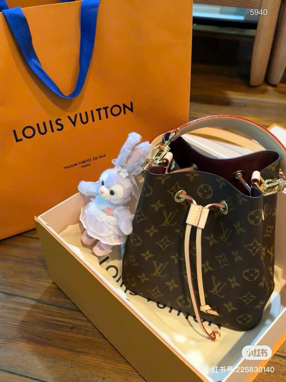 LV NEONOE BB LEATHER COMBINED WITH MONOGRAM FLOWER size: 20 x 20 x 13 CM LV NEONOE BB LEATHER COMBINED WITH MONOGRAM FLOWER size: 20 x 20 x 13 CM