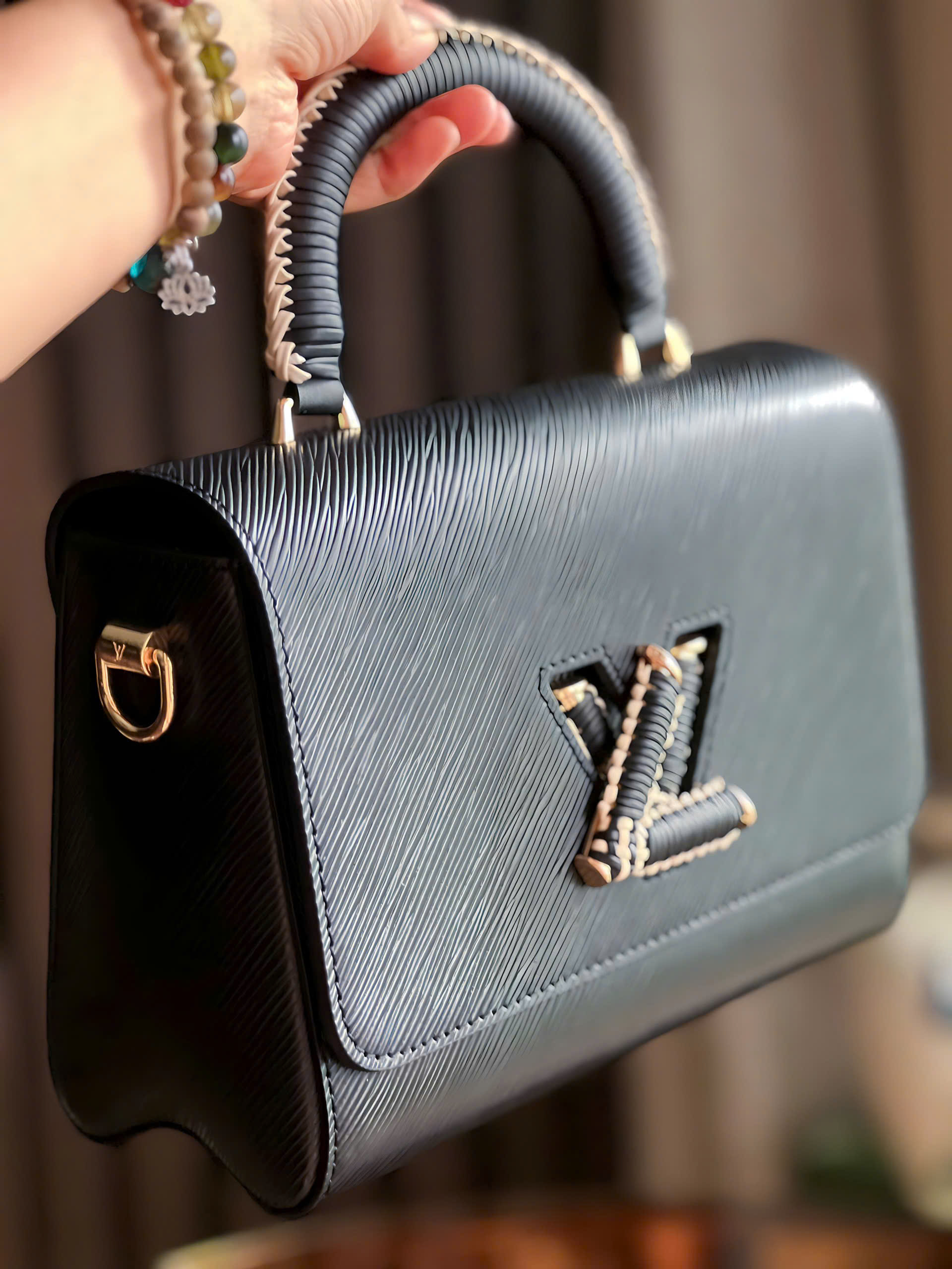 Louis Vuitton Twist Original Twist Size: 23x17x9cm Louis Vuitton Twist Original Twist Size: 23x17x9cm