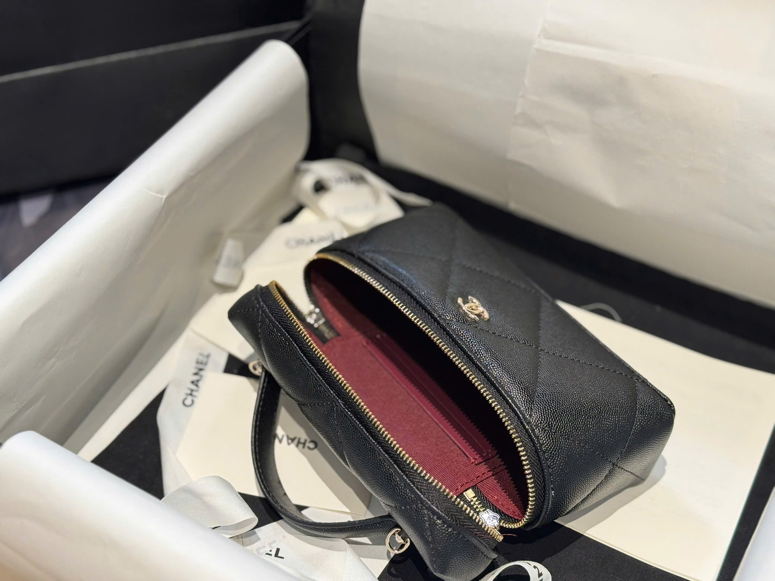 CHANEL VANITY ✅ caviar grain leather, the typical leather of the chanel line size 18 cm CHANEL VANITY ✅ caviar grain leather, the typical leather of the chanel line size 18 cm