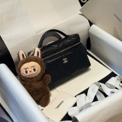 CHANEL VANITY ✅ caviar grain leather, the typical leather of the chanel line size 18 cm