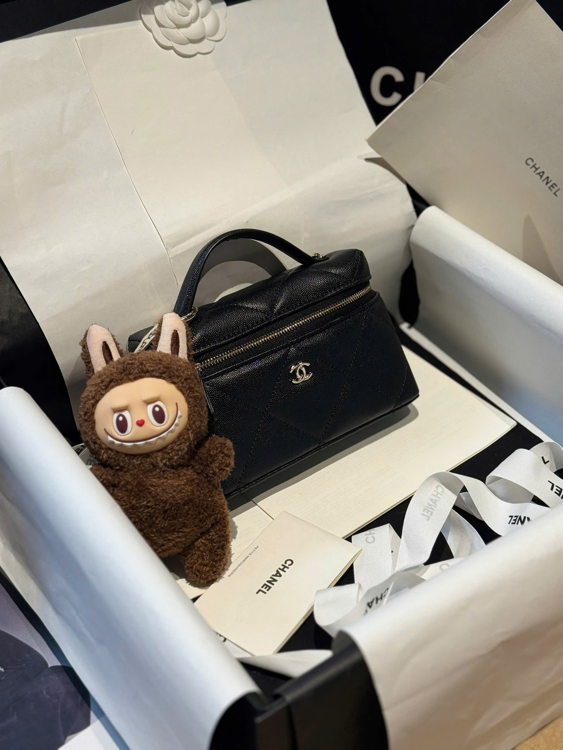 CHANEL VANITY ✅ caviar grain leather, the typical leather of the chanel line size 18 cm CHANEL VANITY ✅ caviar grain leather, the typical leather of the chanel line size 18 cm