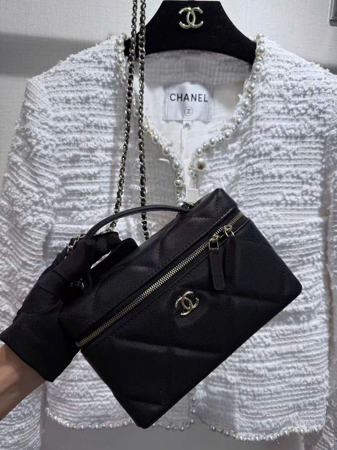 CHANEL VANITY ✅ caviar grain leather, the typical leather of the chanel line size 18 cm CHANEL VANITY ✅ caviar grain leather, the typical leather of the chanel line size 18 cm