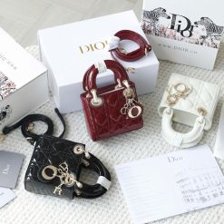 DIOR MICRO MINI 👉🏻super beautiful shiny leather material. Balanced diamond stitching, 👉🏻size 12cm