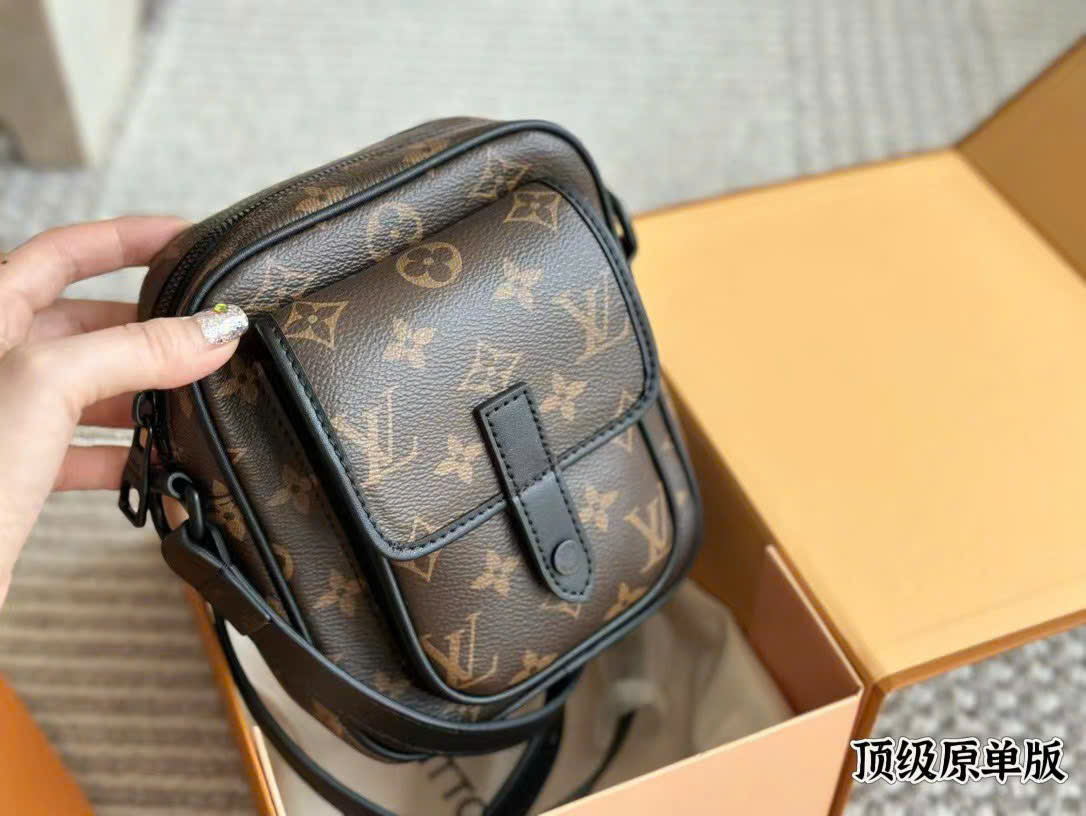 LV mini Bag UNISEX Christopher NewCollection ⚜️Size 15x17x8cm LV mini Bag UNISEX Christopher NewCollection ⚜️Size 15x17x8cm