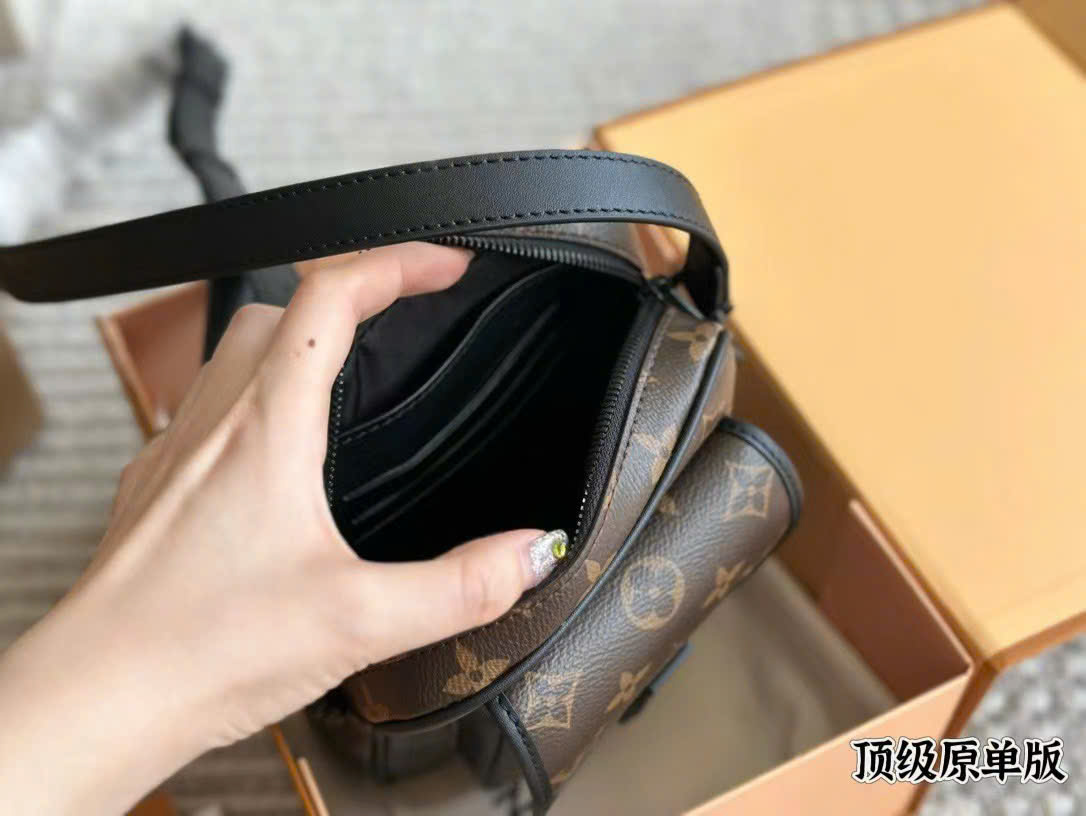 LV mini Bag UNISEX Christopher NewCollection ⚜️Size 15x17x8cm LV mini Bag UNISEX Christopher NewCollection ⚜️Size 15x17x8cm