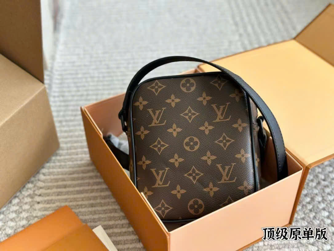 LV mini Bag UNISEX Christopher NewCollection ⚜️Size 15x17x8cm LV mini Bag UNISEX Christopher NewCollection ⚜️Size 15x17x8cm