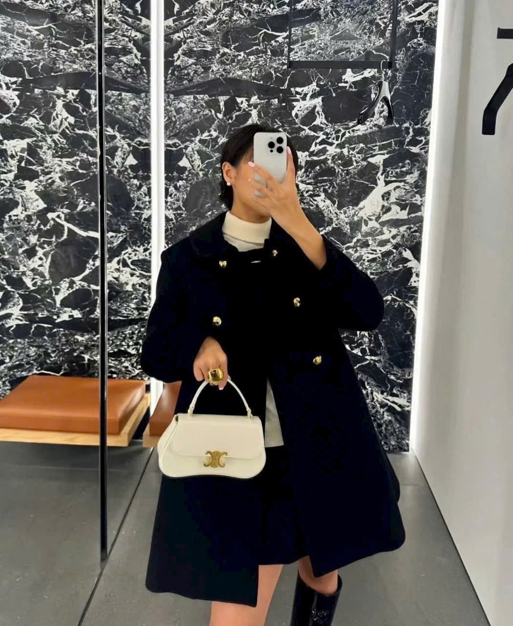 Celine Bag Celine Teen Lola ‘Tan’ Bag Cowhide material - soft leather - Water-resistant leather - Good water absorption Celine version I find extremely sharp - Factory Just Arrived Size 22cm Celine Bag Celine Teen Lola ‘Tan’ Bag Cowhide material - soft leather - Water-resistant leather - Good water absorption Celine version I find extremely sharp - Factory Just Arrived Size 22cm