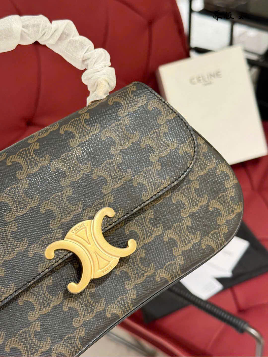 Celine Bag Celine Teen Lola ‘Tan’ Bag Cowhide material - soft leather - Water-resistant leather - Good water absorption Celine version I find extremely sharp - Factory Just Arrived Size 22cm Celine Bag Celine Teen Lola ‘Tan’ Bag Cowhide material - soft leather - Water-resistant leather - Good water absorption Celine version I find extremely sharp - Factory Just Arrived Size 22cm