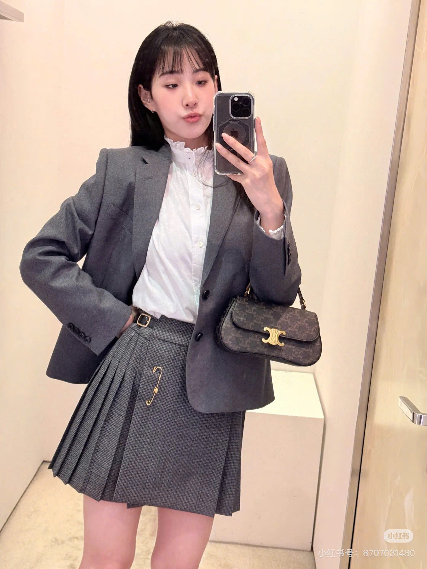 Celine Bag Celine Teen Lola ‘Tan’ Bag Cowhide material - soft leather - Water-resistant leather - Good water absorption Celine version I find extremely sharp - Factory Just Arrived Size 22cm Celine Bag Celine Teen Lola ‘Tan’ Bag Cowhide material - soft leather - Water-resistant leather - Good water absorption Celine version I find extremely sharp - Factory Just Arrived Size 22cm