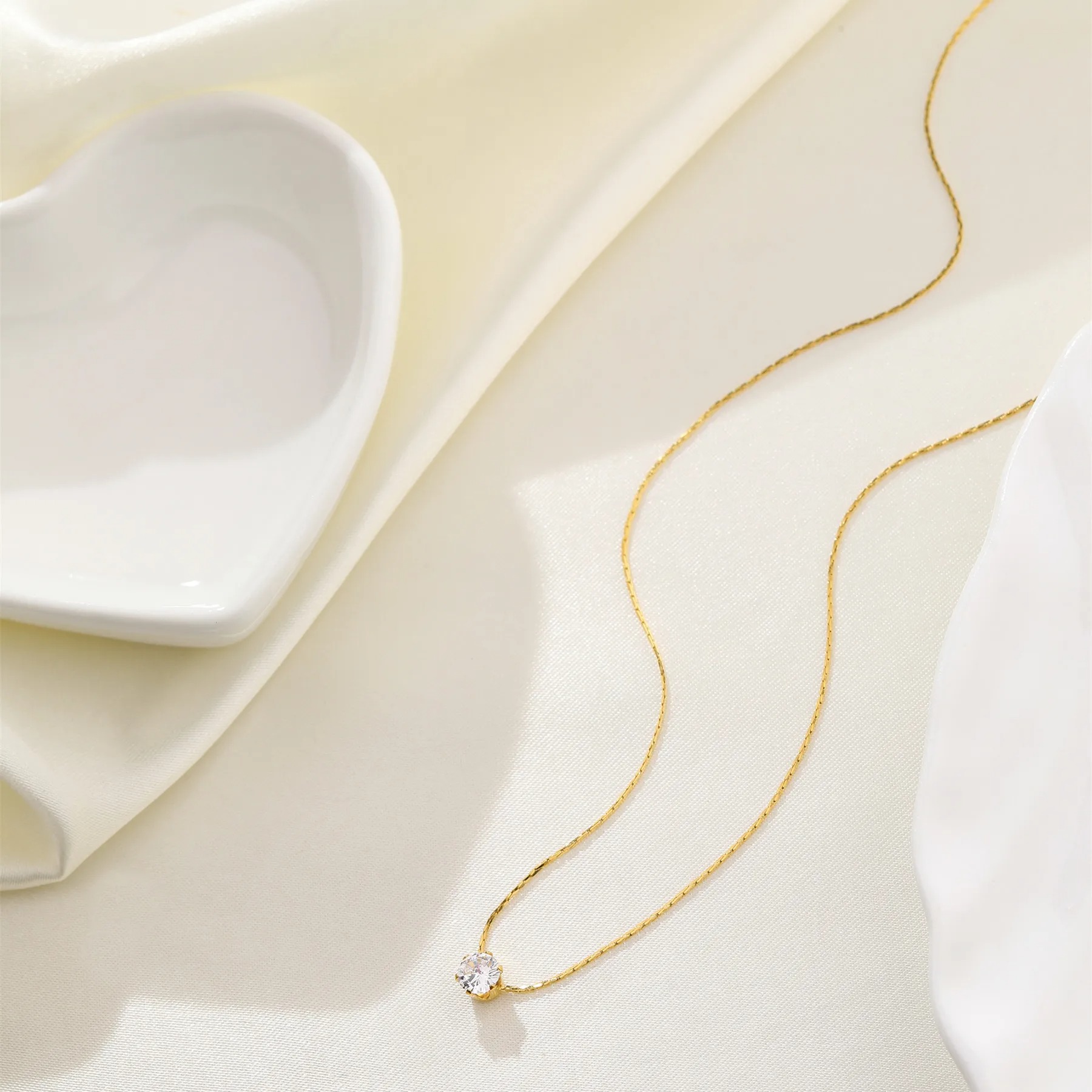 Golden Wire Chain Advanced Sense Inlaid Necklace Women's Clavicle Chain Niche Luxury 01