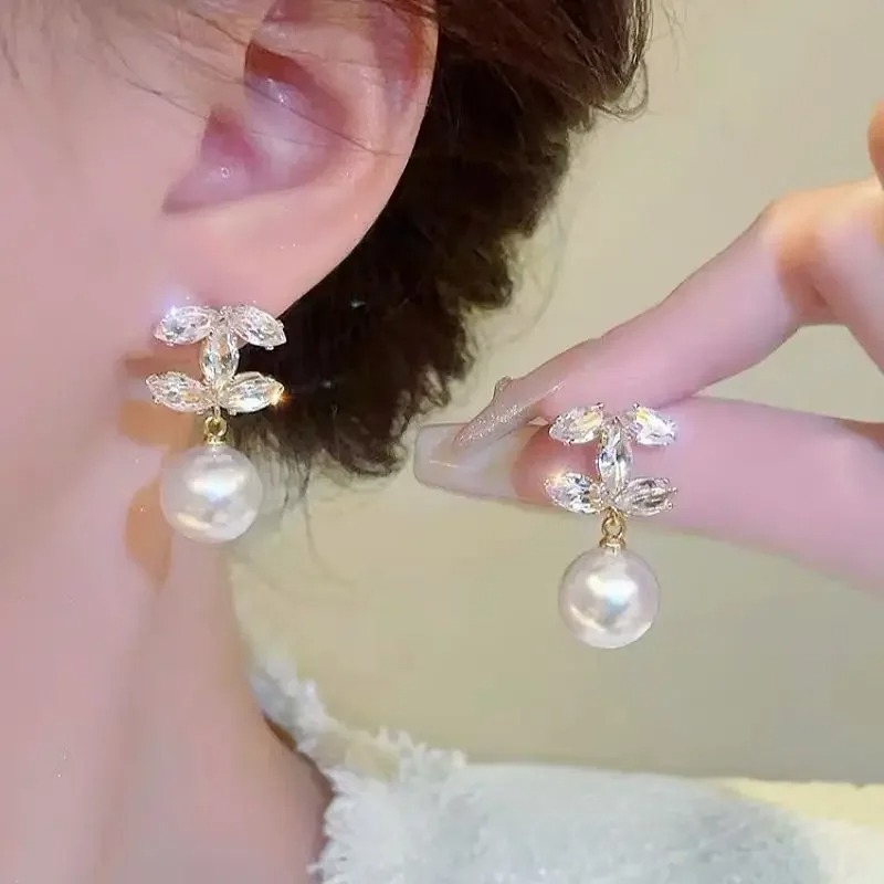 Cubic Zirconia Pearl Chic Earrings For Women Advanced Sense Shiny Letter Dangle Earrings 01