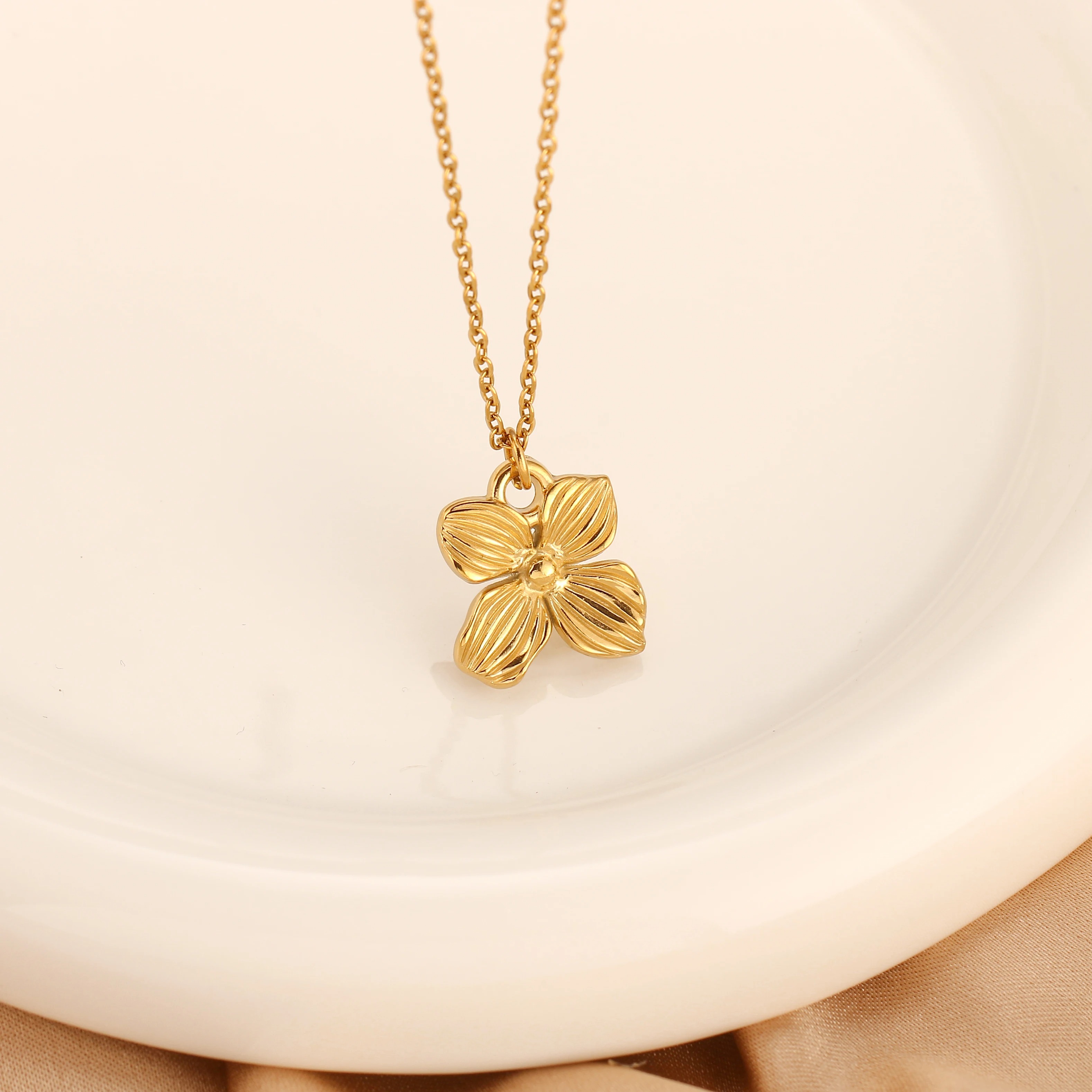 Rose Flower Necklace Plated Fadeless Anti Allergic Bangle Chain Necklace For Women 01