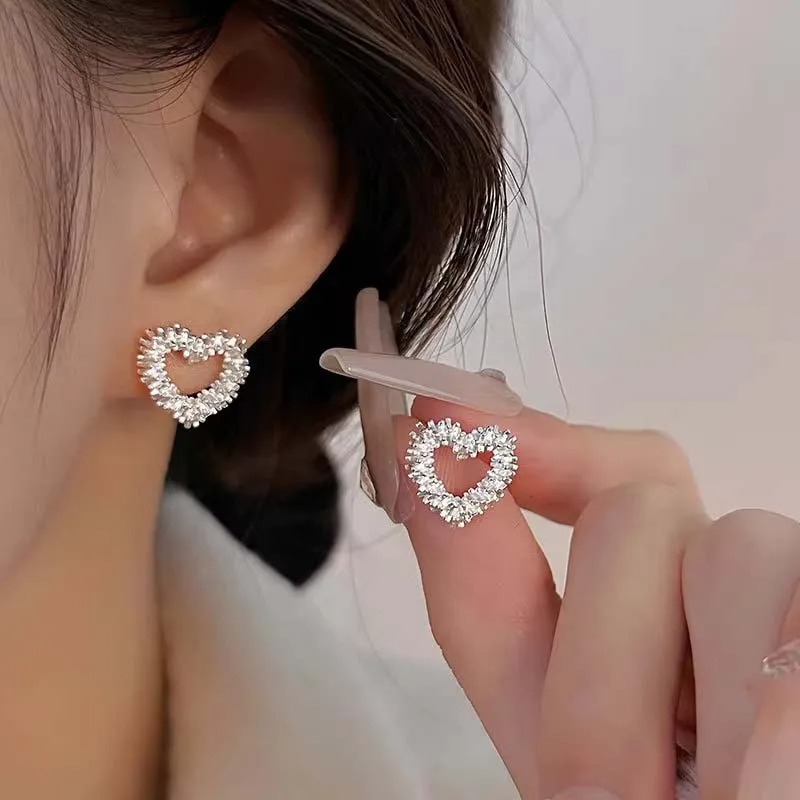 Vintage Metal Heart Stud Earring Geometric Twisted Wave Earring Party Jewelry Accessories 01